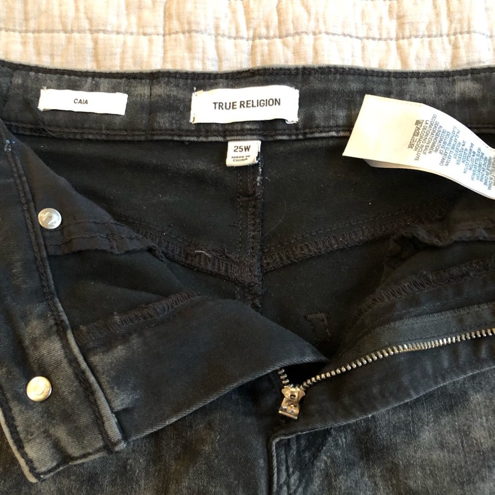 True Religion Denim Caia shorts, size 25W - Picture 8 of 8
